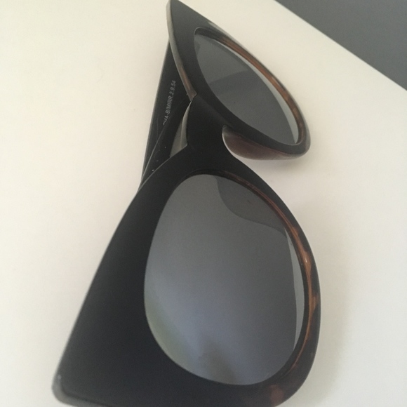 Quay Australia "Cha Cha" Black Tortoise Sunglasses - Picture 8 of 8